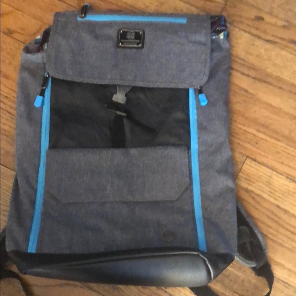 Very nice back pack great style like new
